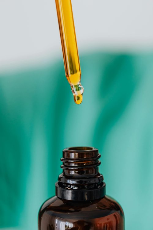Rescue Remedy Bahove kapi - bočica braon boje sa pipetom u kojoj je žuta tečnost, pozadina rezedo
